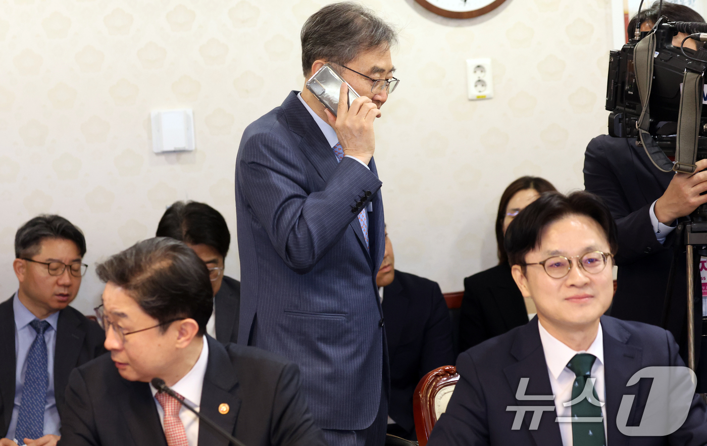 (서울=뉴스1) 김명섭 기자 = 조현 외교부 장관이 15일 오전 서울 종로구 세종대로 정부서울청사에서 열린 제5차 비상경제본부 회의에 참석하고 있다.  2026.4.15/뉴스1