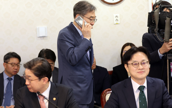 비상경제본부 회의 참석하는 조현 장관