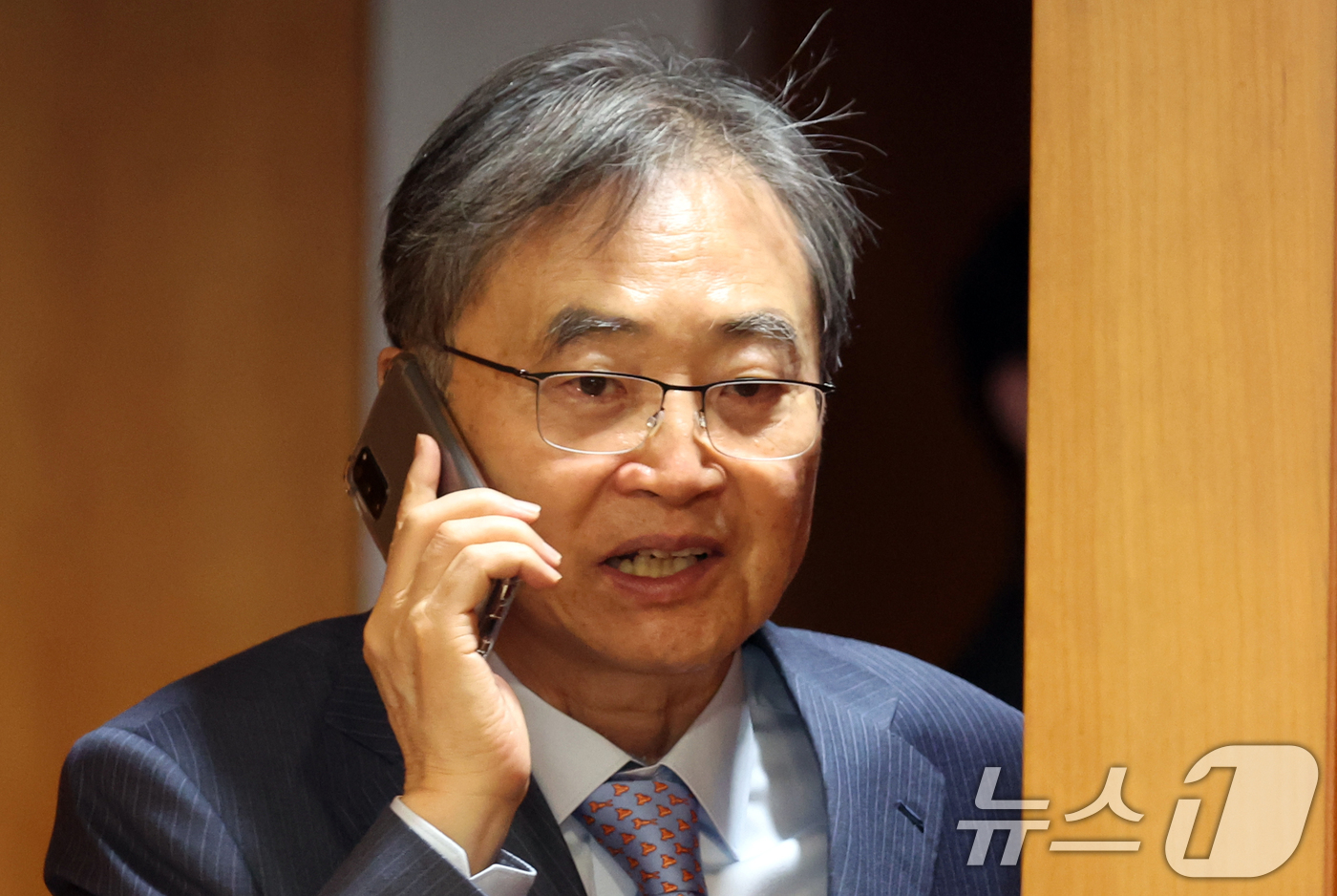 (서울=뉴스1) 김명섭 기자 = 조현 외교부 장관이 15일 오전 서울 종로구 세종대로 정부서울청사에서 열린 제5차 비상경제본부 회의에 참석하며 전화통화를 하고 있다.  2026.4 …