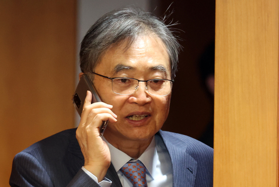 전화통화하는 조현 장관