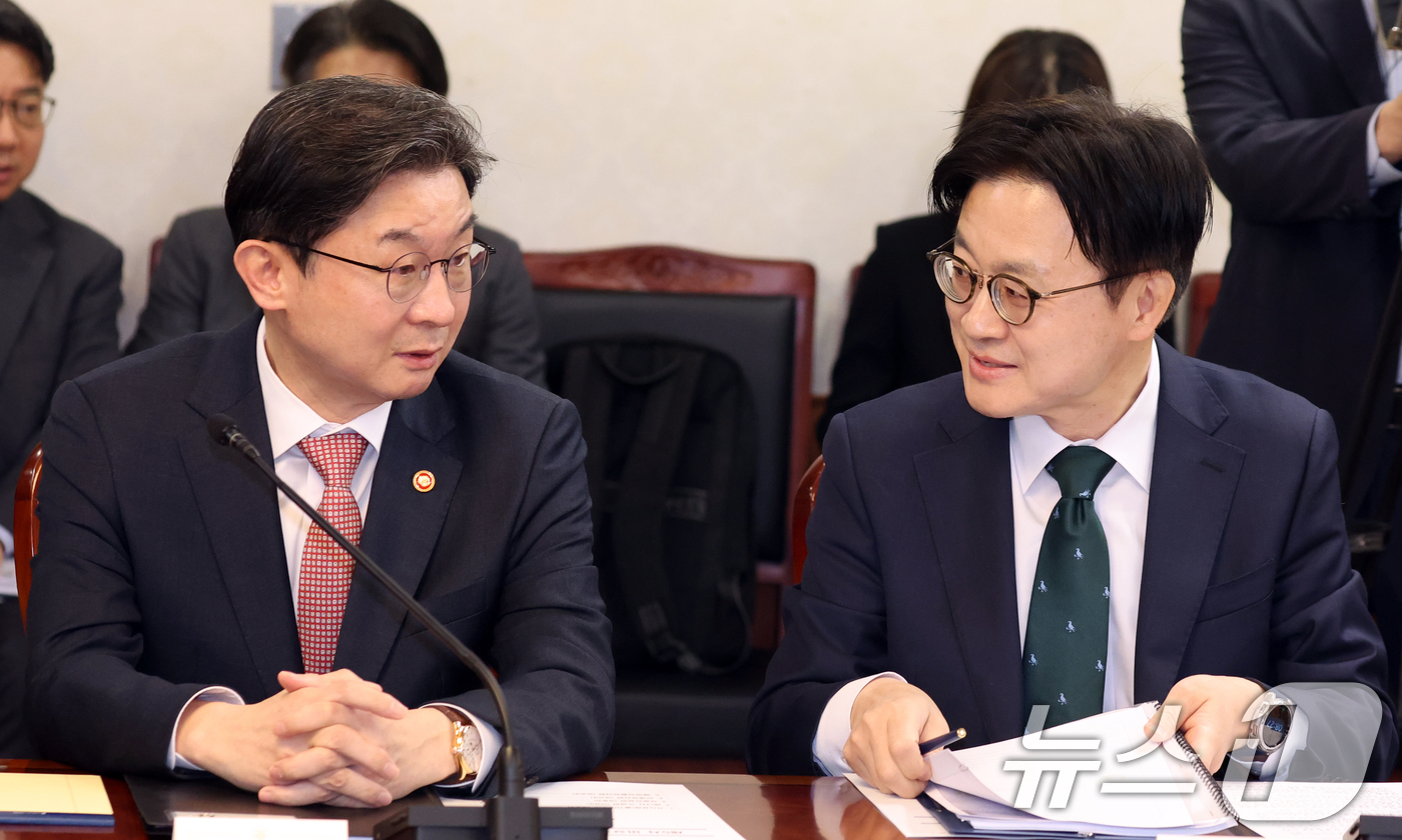 (서울=뉴스1) 김명섭 기자 = 김정관 산업통상부 장관과 이억원 금융위원장이 15일 오전 서울 종로구 세종대로 정부서울청사에서 열린 제5차 비상경제본부 회의에서 대화를 하고 있다. …