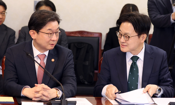 대화하는 김정관·이억원