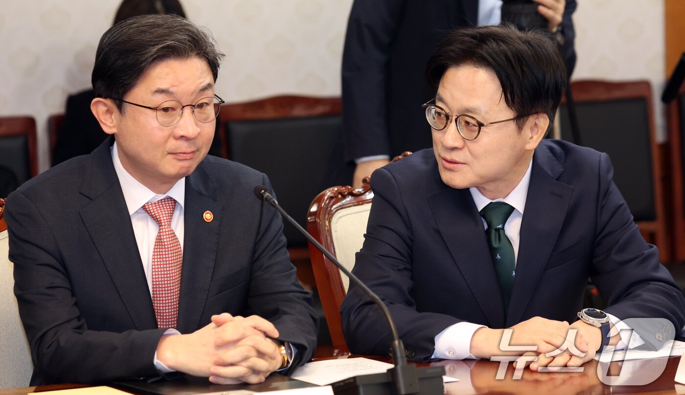 본문 이미지 - 김정관 산업통상부 장관(오른쪽)과 이억원 금융위원장이 서울 종로구 세종대로 정부서울청사에서 열린 제5차 비상경제본부 회의에서 대화를 하고 있다. 2026.4.15 ⓒ 뉴스1 김명섭 기자