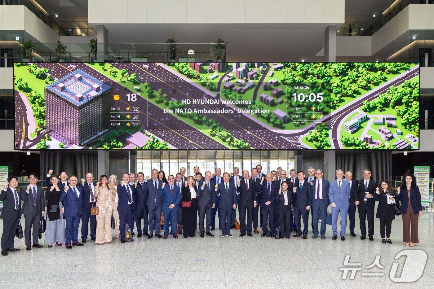본문 이미지 - 북대서양조약기구(NATO·나토) 주재 30개국 대사단이 14일 경기 판교의 HD현대 글로벌R&D센터를 방문해 기념사진을 촬영한 모습(HD현대 제공) 2026.4.15/뉴스1
