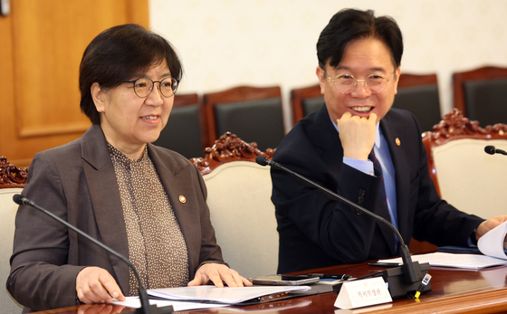 대화하는 정은경·김영훈 장관