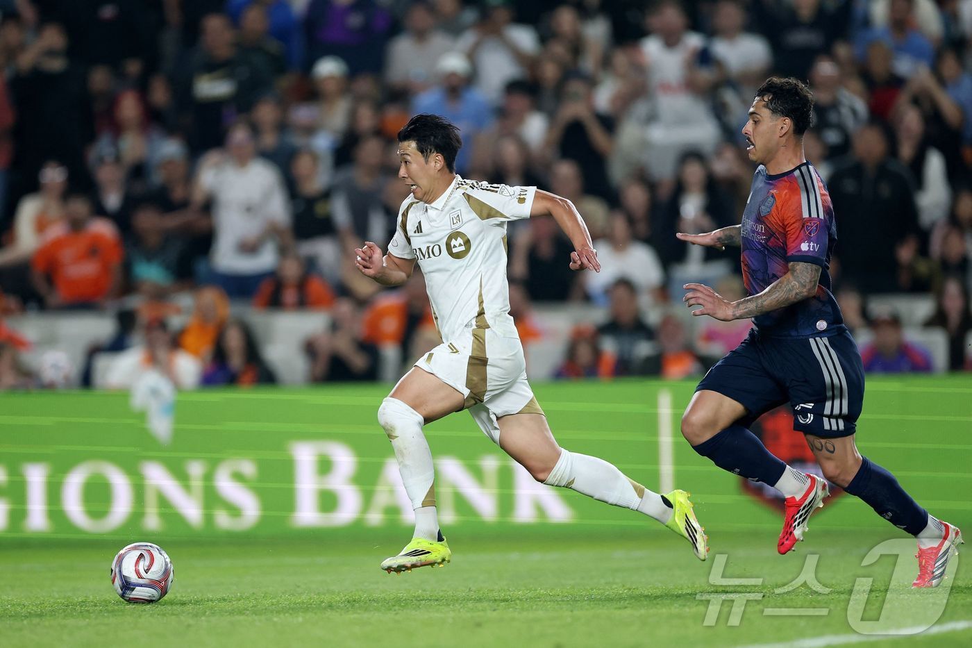 본문 이미지 - LA FC의 손흥민(왼쪽) ⓒ AFP=뉴스1