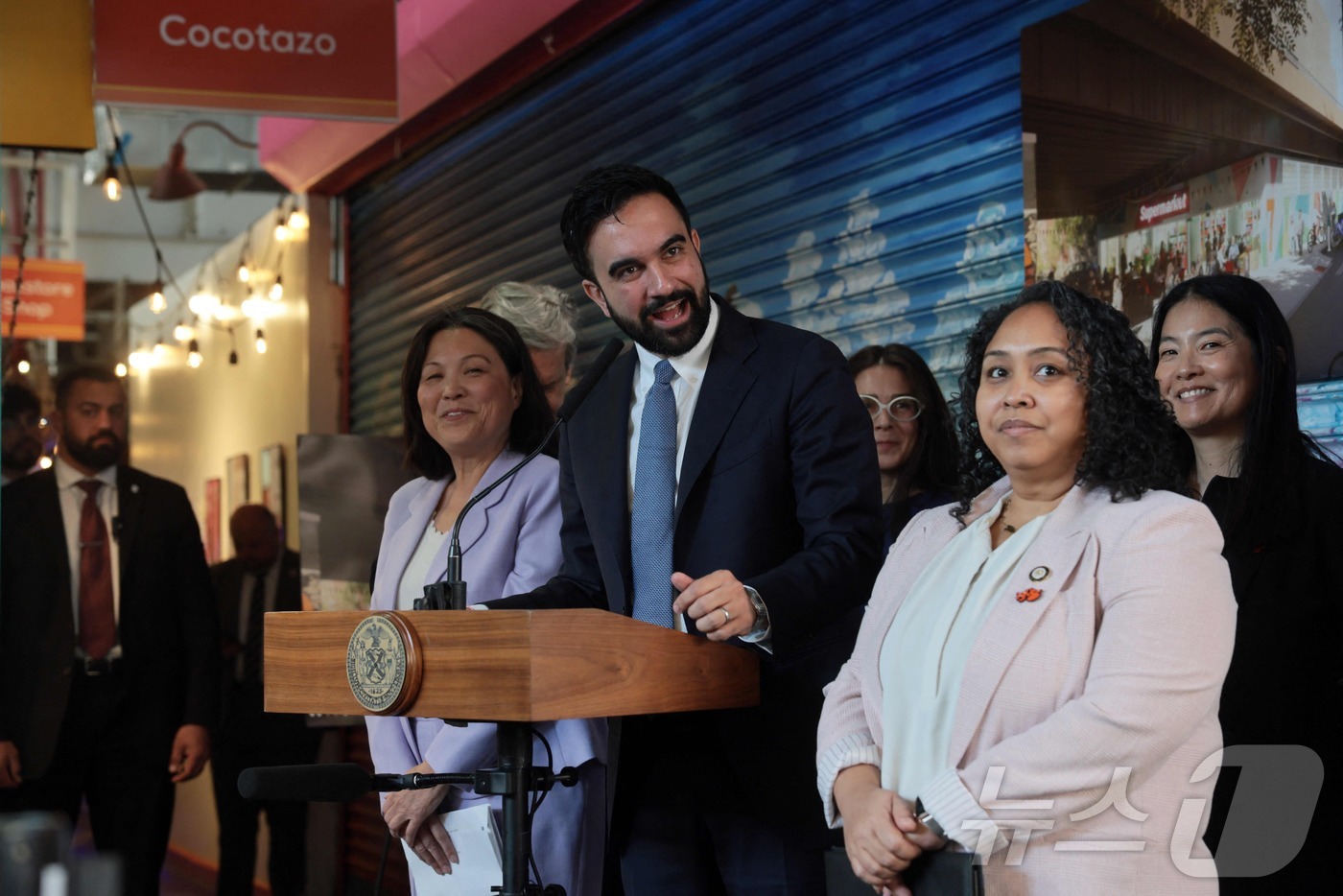 (뉴욕 AFP=뉴스1) 윤다정 기자 = 조란 맘다니 미국 뉴욕시장(34)이 14일(현지시간) 뉴욕시 이스트 할렘의 전통시장 '라 마르케타'에서 기자회견을 열고 식료품점 운영 계획을 …