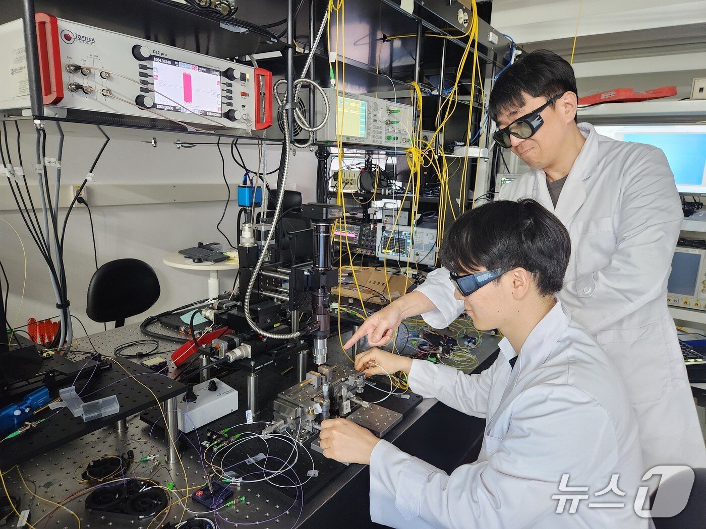 본문 이미지 - KAIST 전기및전자공학부 김상식 교수(위), 김태원 학부연구생(KAIST 제공) /뉴스1