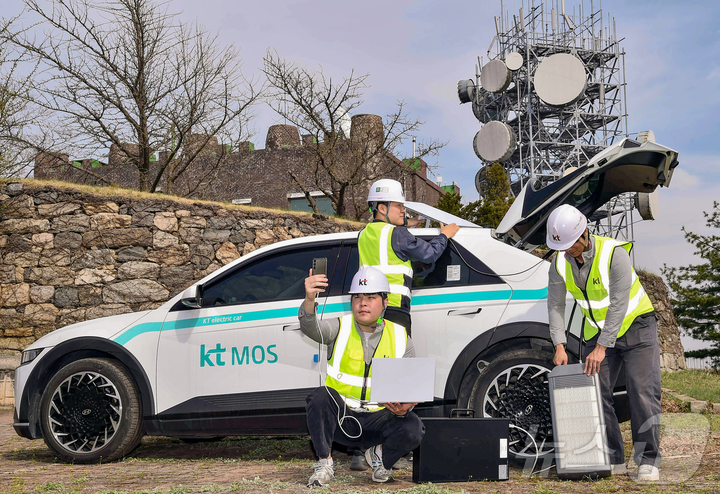 (서울=뉴스1) = KT가 봄철 산불 조심기간을 대비해 화재 대응 긴급복구훈련을 시행한다고 15일 밝혔다. 사진은 KT 직원들이 산불조심기간 긴급복구훈련을 실시하는 모습. (KT …