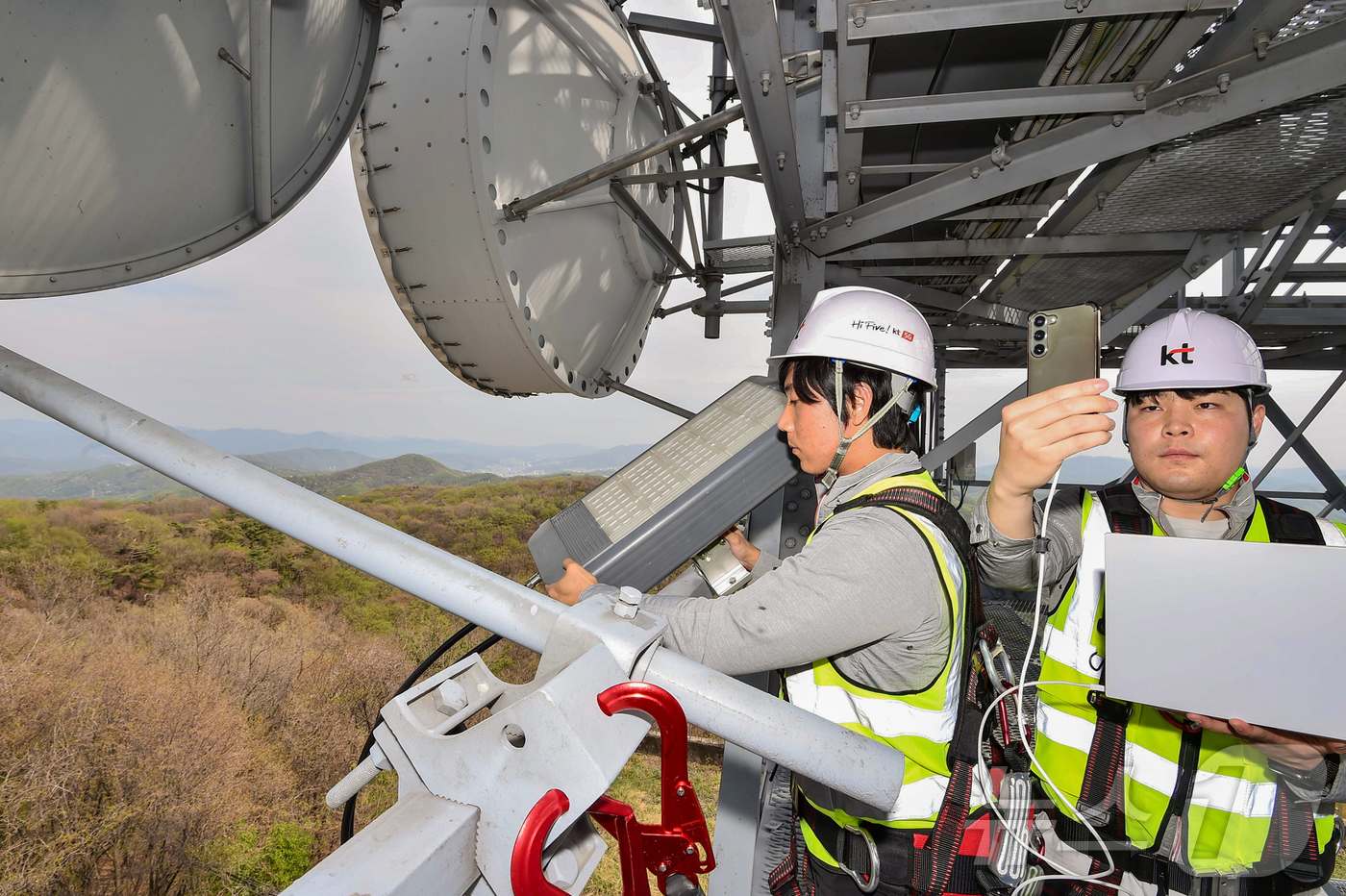 (서울=뉴스1) = KT가 봄철 산불 조심기간을 대비해 화재 대응 긴급복구훈련을 시행한다고 15일 밝혔다. 사진은 KT 직원들이 산불조심기간 긴급복구훈련을 실시하는 모습. (KT …
