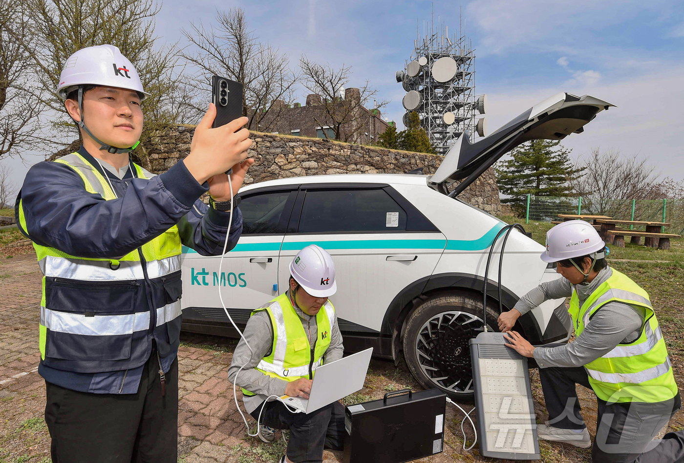 (서울=뉴스1) = KT가 봄철 산불 조심기간을 대비해 화재 대응 긴급복구훈련을 시행한다고 15일 밝혔다. 사진은 KT 직원들이 산불조심기간 긴급복구훈련을 실시하는 모습. (KT …