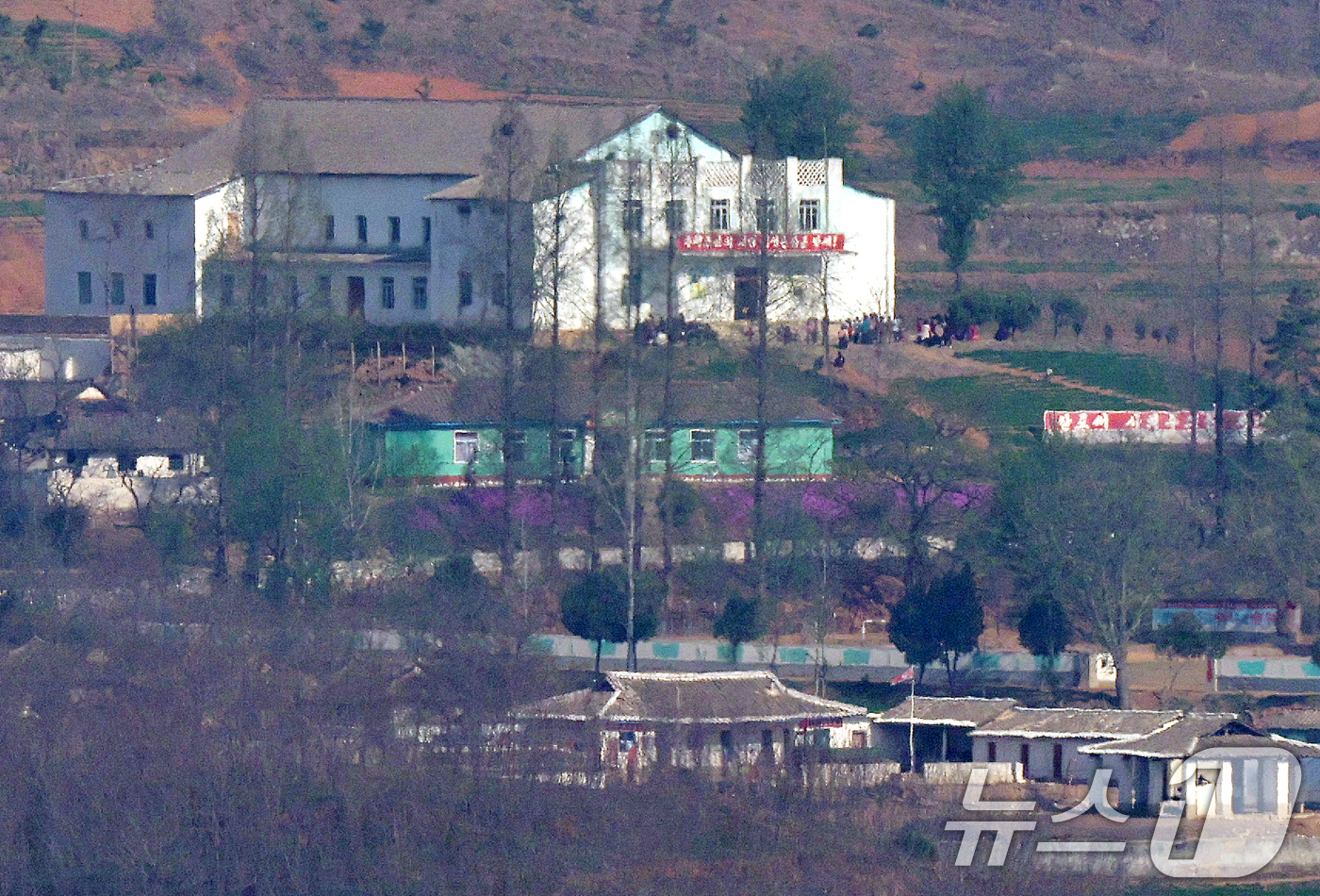 (파주=뉴스1) 구윤성 기자 = 김일성 주석의 생일인 15일 오전 경기도 파주시 오두산통일전망대에서 바라본 북한 황해북도 개풍군 접경지역 마을의 인민문화회관에 북한 주민들이 모여 …