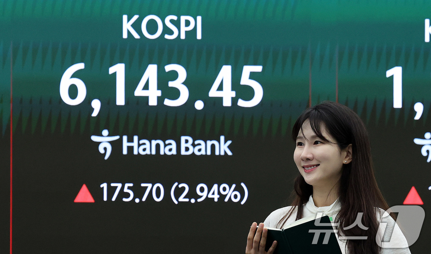 (서울=뉴스1) 박지혜 기자 = 코스피가 6100선을 탈환한 15일 서울 중구 하나은행 딜링룸 현황판에 개장 시황이 나타나고 있다.이날 코스피는 전장 대비 173.85포인트(2.9 …