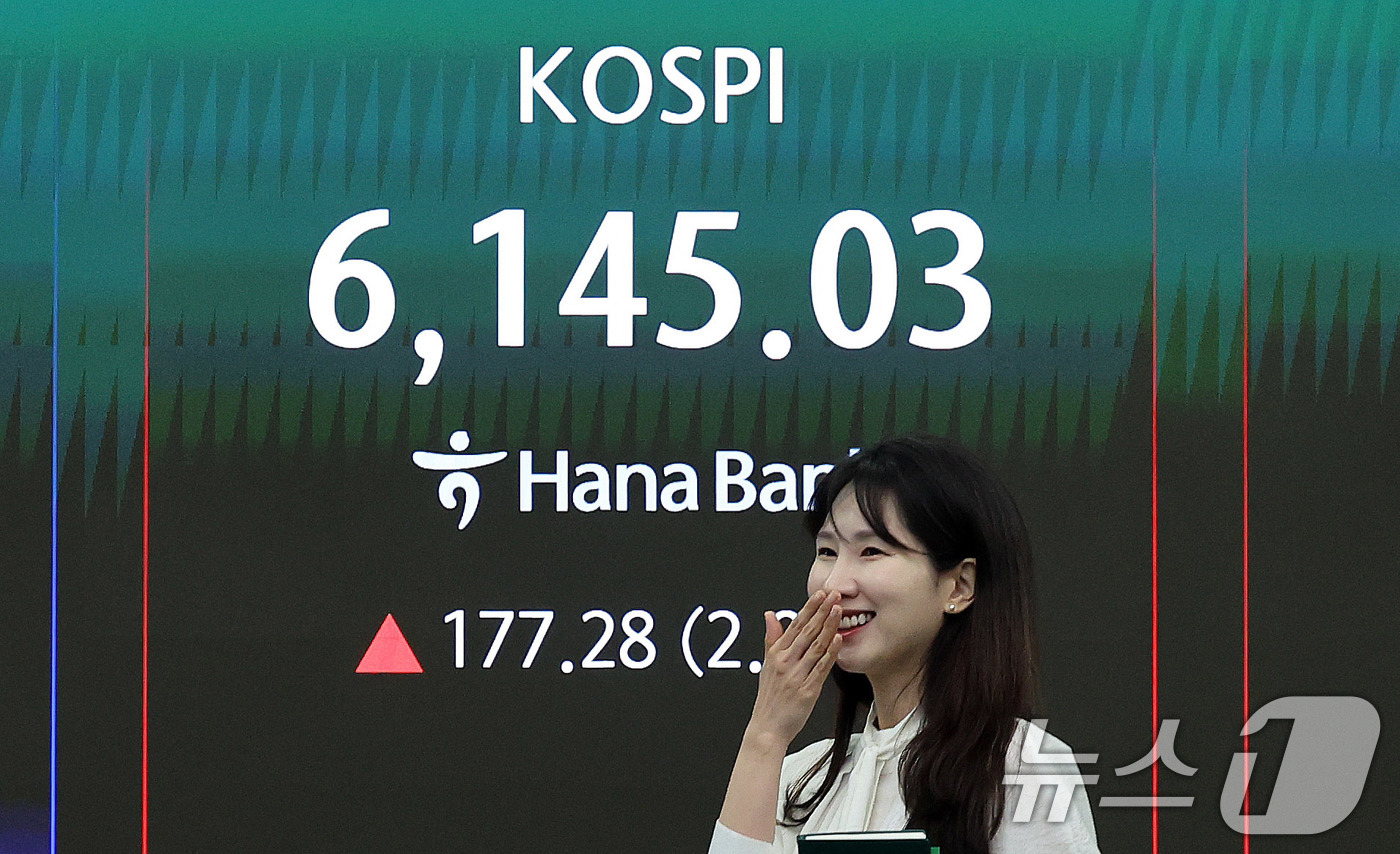 (서울=뉴스1) 박지혜 기자 = 코스피가 6100선을 탈환한 15일 서울 중구 하나은행 딜링룸 현황판에 개장 시황이 나타나고 있다.이날 코스피는 전장 대비 173.85포인트(2.9 …