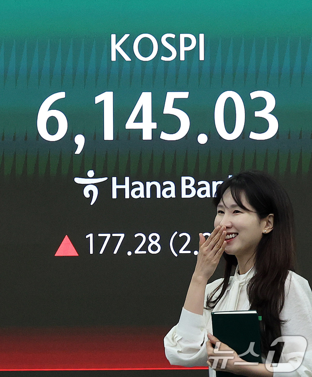 (서울=뉴스1) 박지혜 기자 = 코스피가 6100선을 탈환한 15일 서울 중구 하나은행 딜링룸 현황판에 개장 시황이 나타나고 있다.이날 코스피는 전장 대비 173.85포인트(2.9 …