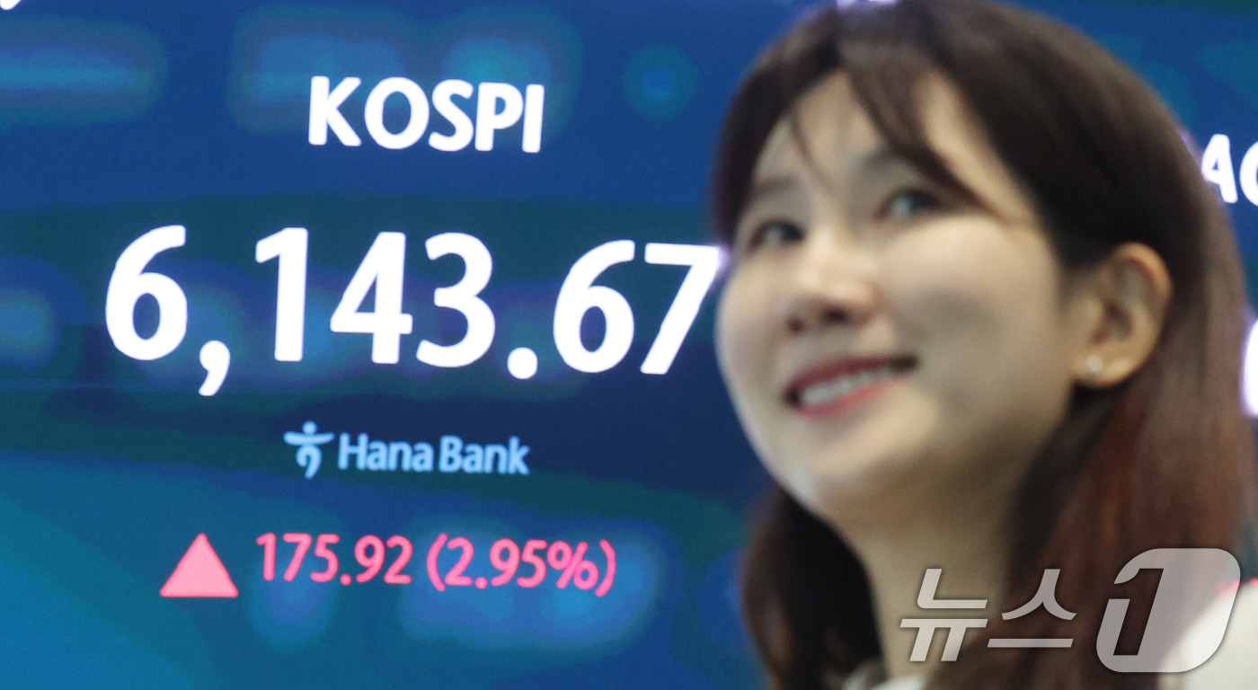 (서울=뉴스1) 박지혜 기자 = 코스피가 6100선을 탈환한 15일 서울 중구 하나은행 딜링룸 현황판에 개장 시황이 나타나고 있다.이날 코스피는 전장 대비 173.85포인트(2.9 …
