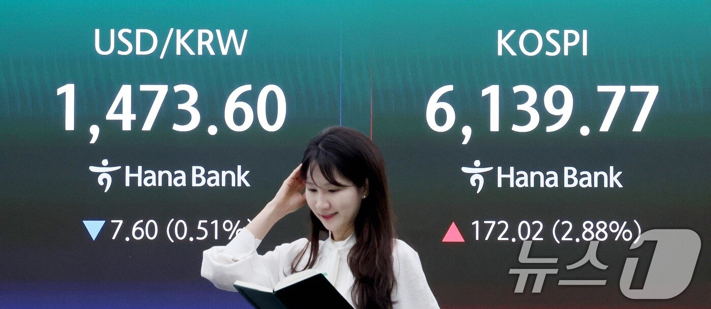 본문 이미지 - 15일 서울 중구 하나은행 딜링룸 전광판에 시황이 나오고 있다.  2026.4.15 ⓒ 뉴스1 조연우 인턴기자