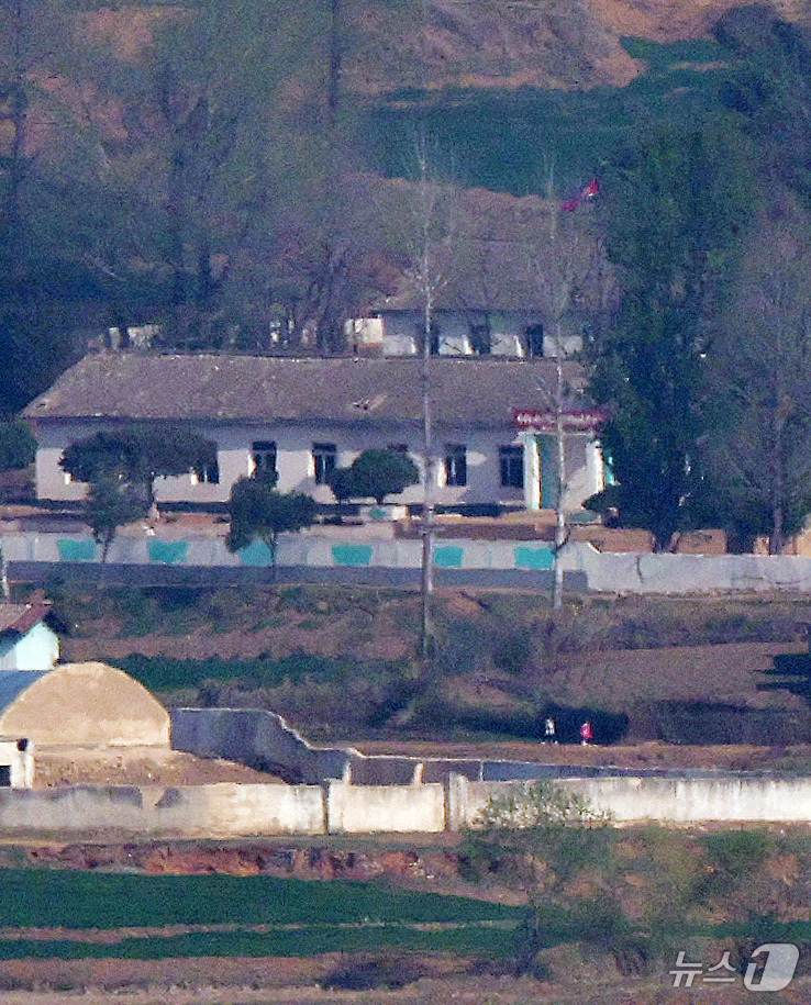 (파주=뉴스1) 구윤성 기자 = 김일성 주석의 생일인 15일 오전 경기도 파주시 오두산통일전망대에서 바라본 북한 황해북도 개풍군 림한소학교에서 학생들이 등교하고 있다.  2026. …