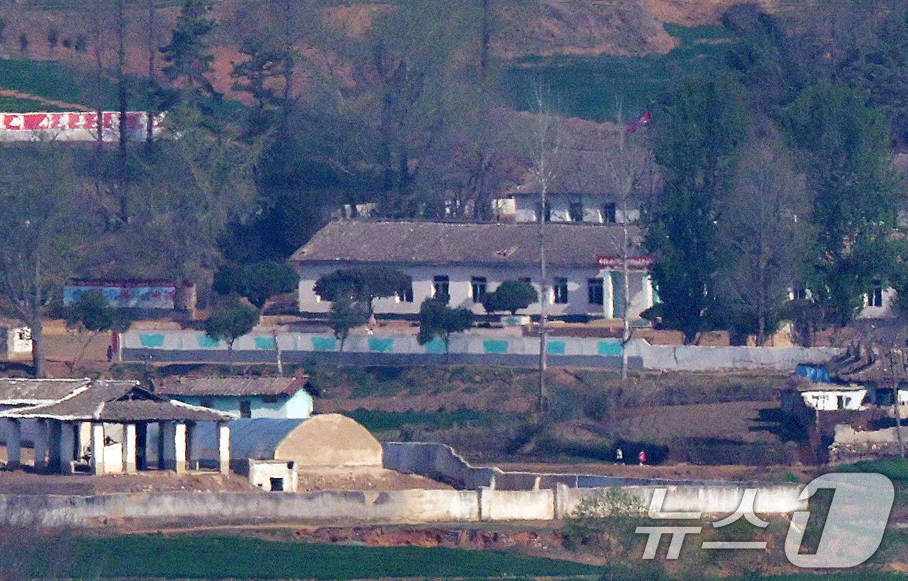 (파주=뉴스1) 구윤성 기자 = 김일성 주석의 생일인 15일 오전 경기도 파주시 오두산통일전망대에서 바라본 북한 황해북도 개풍군 림한소학교에서 학생들이 등교하고 있다.  2026. …