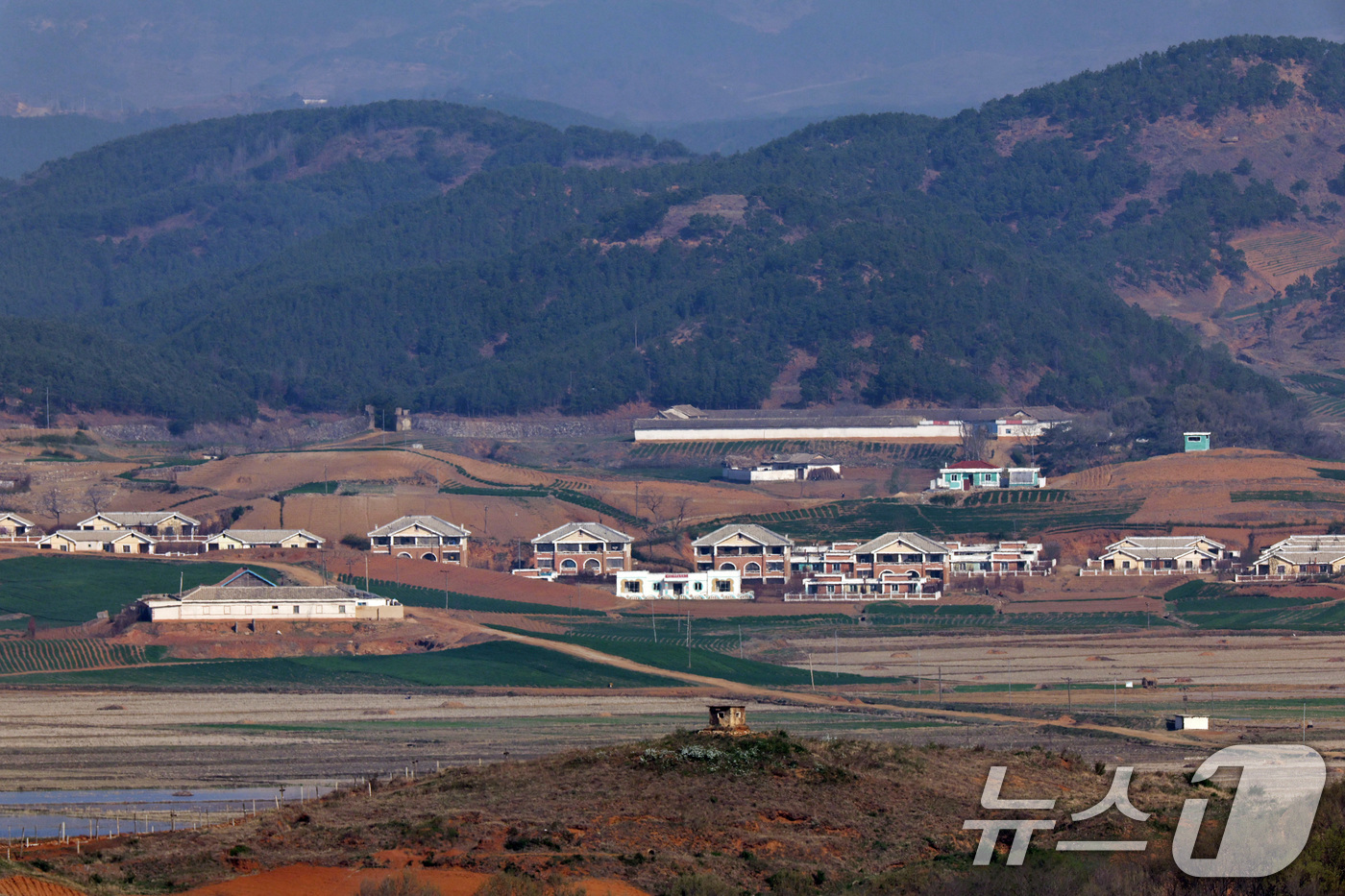 (파주=뉴스1) 구윤성 기자 = 김일성 주석의 생일인 15일 오전 경기도 파주시 오두산통일전망대에서 바라본 북한 황해북도 개풍군의 접경지역 마을에서 주민들이 농사일을 하고 있다. …