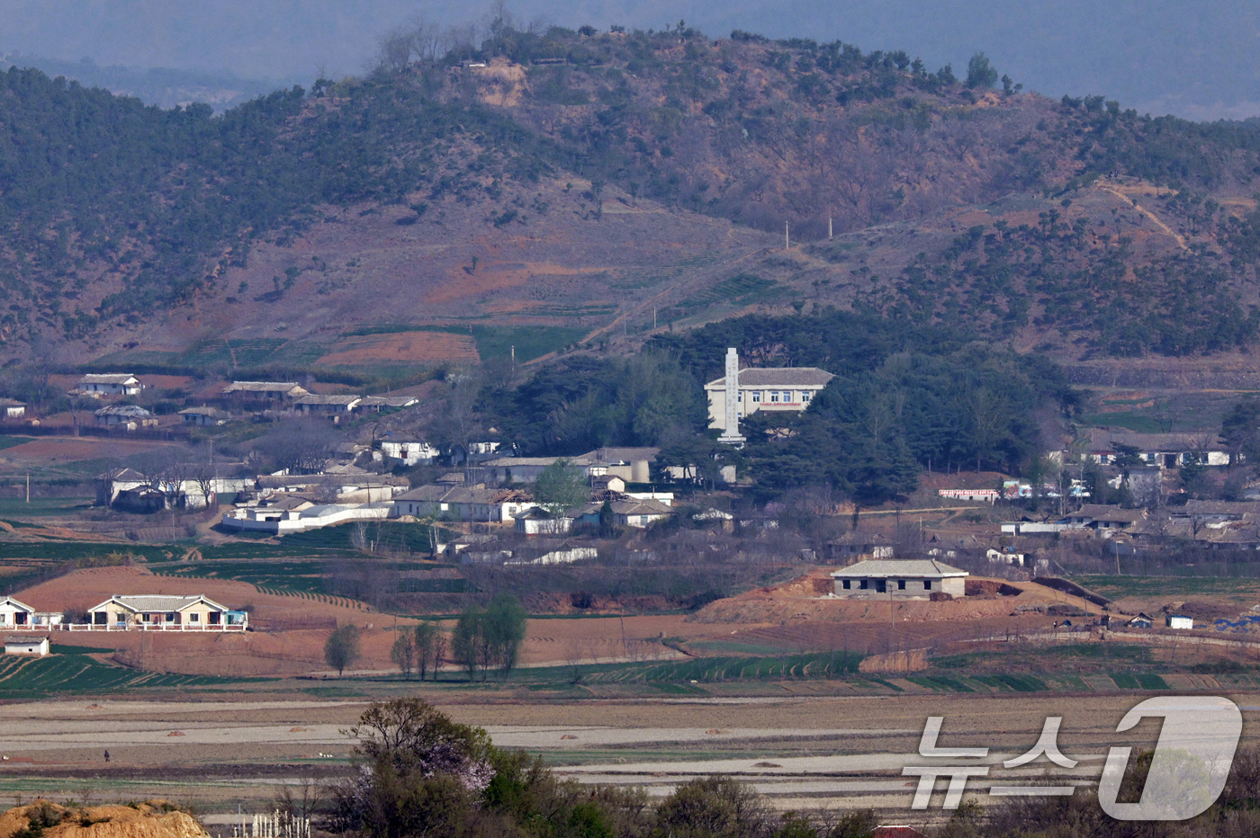 (파주=뉴스1) 구윤성 기자 = 김일성 주석의 생일인 15일 오전 경기도 파주시 오두산통일전망대에서 바라본 북한 황해북도 개풍군의 접경지역 마을에서 주민들이 농사일을 하고 있다. …