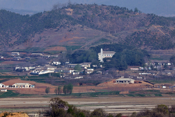 김일성 생일, 평온한 북한 접경지역