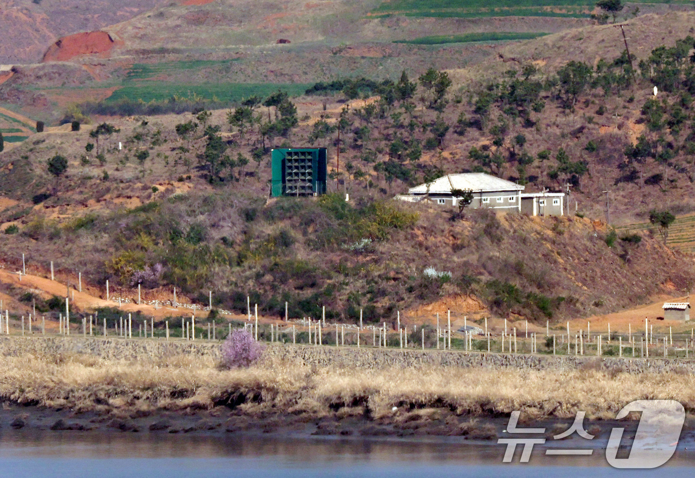 (파주=뉴스1) 구윤성 기자 = 김일성 주석의 생일인 15일 오전 경기도 파주시 오두산통일전망대에서 바라본 북한 황해북도 개풍군의 접경지역에 대남방송용 스피커가 세워져 있다.  2 …