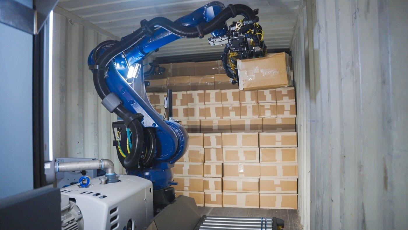 본문 이미지 - 박스를 싣고 내리는 '콘토로'의 로봇팔(쿠팡 제공)