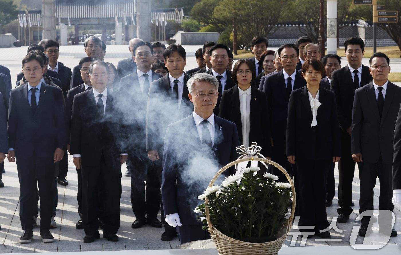 (광주=뉴스1) 김태성 기자 = 민형배 더불어민주당 전남광주통합특별시장 후보가 15일 광주 국립5.18민주묘역을 찾아 헌화 참배하고 있다. 2026.4.15/뉴스1
