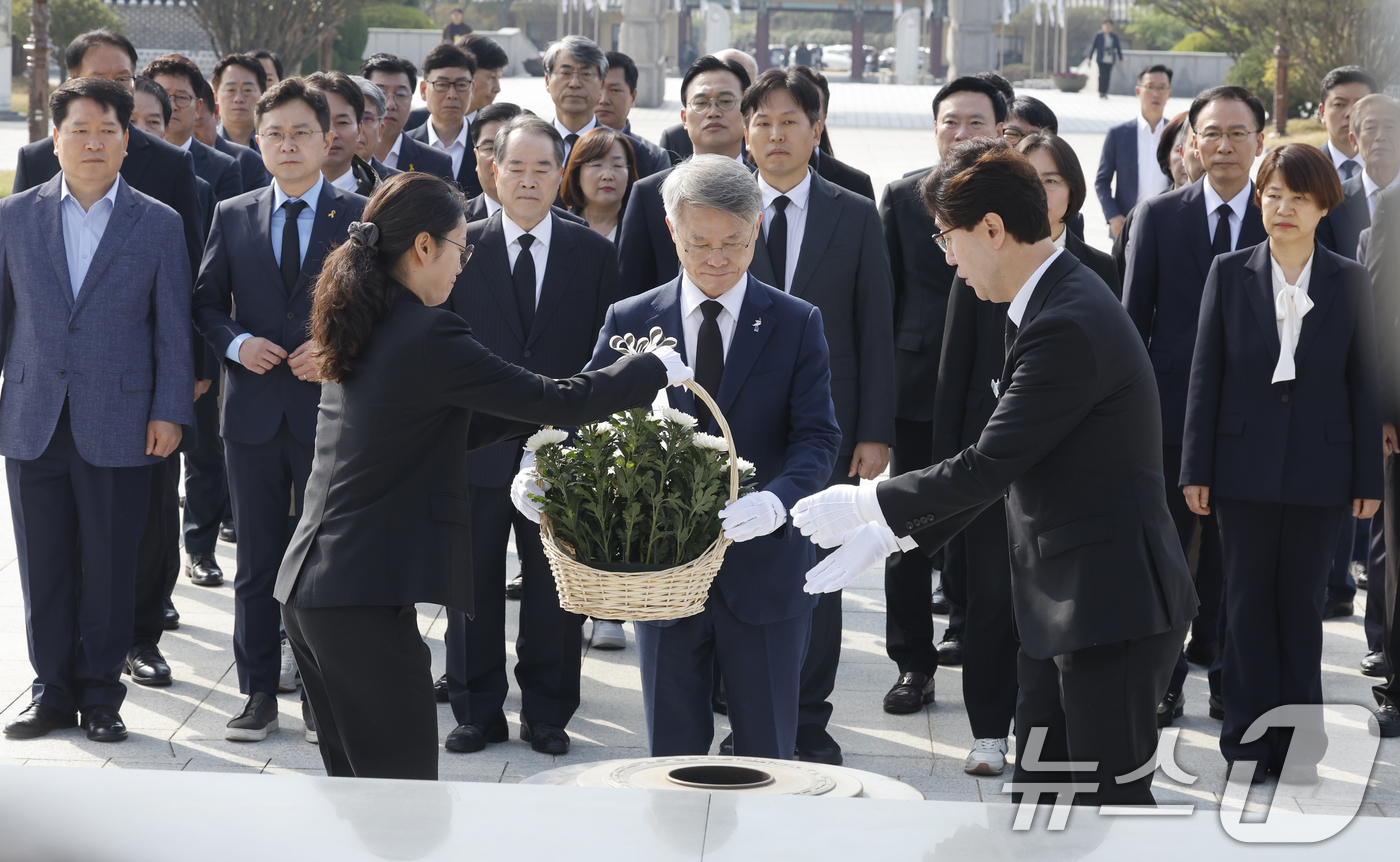 (광주=뉴스1) 김태성 기자 = 민형배 더불어민주당 전남광주통합특별시장 후보가 15일 광주 국립5.18민주묘역을 찾아 헌화 참배하고 있다. 2026.4.15/뉴스1