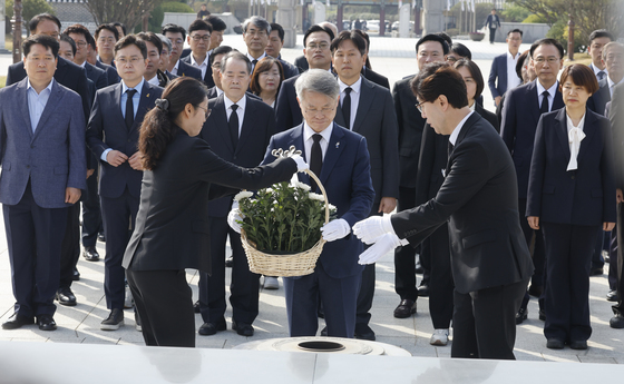 5.18묘역 헌화하는 민형배 후보