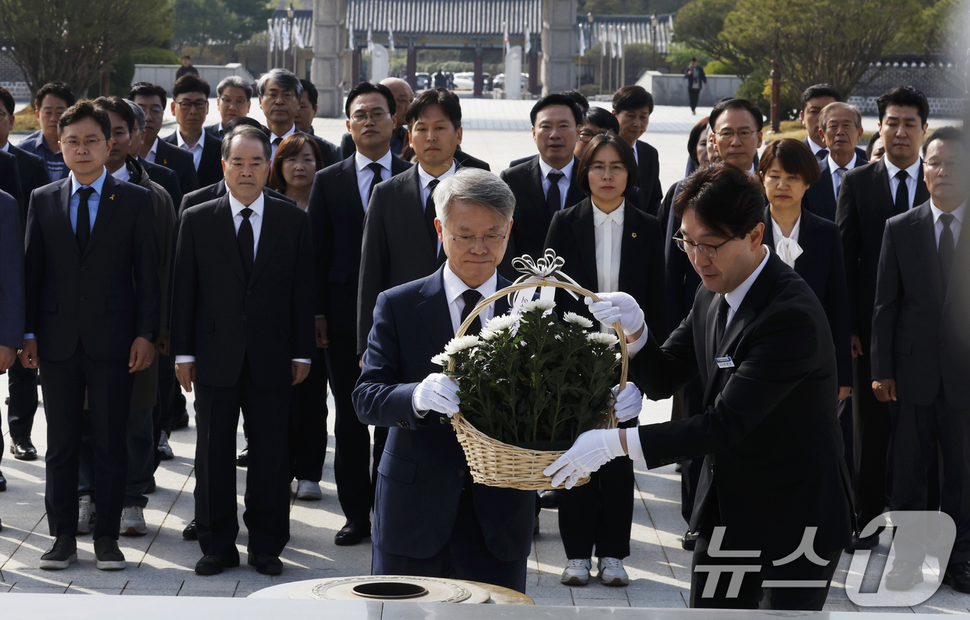 (광주=뉴스1) 김태성 기자 = 민형배 더불어민주당 전남광주통합특별시장 후보가 15일 광주 국립5.18민주묘역을 찾아 헌화 참배하고 있다. 2026.4.15/뉴스1