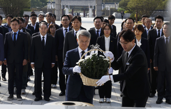 5.18묘역 헌화하는 민형배