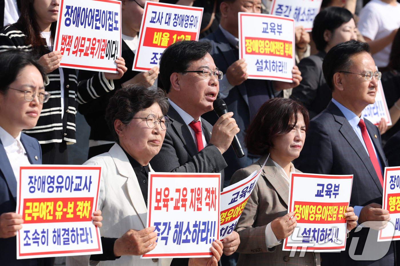 (서울=뉴스1) 신웅수 기자 = 송언석 국민의힘 원내대표가 15일 서울 여의도 국회 본관 앞에서 열린 특수교육법 개정을 통한 선제적 장애 영유아 유보통합 시행 촉구 대회에서 발언하 …