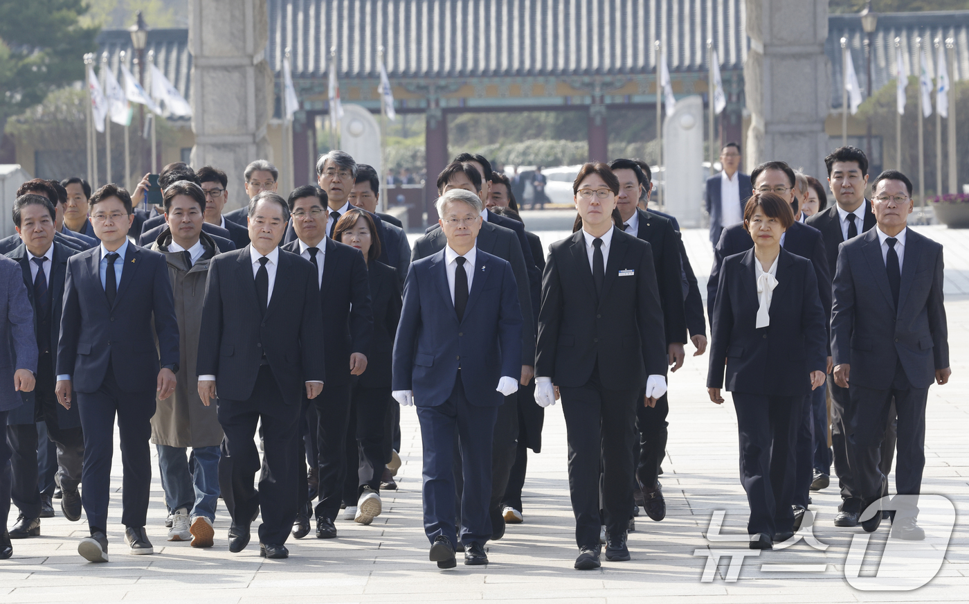 (광주=뉴스1) 김태성 기자 = 민형배 더불어민주당 전남광주통합특별시장 후보가 15일 광주 국립5.18민주묘역으로 참배를 위해 걸어오고 있다. 2026.4.15/뉴스1