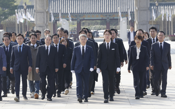 5.18묘역 들어서는 민형배 후보