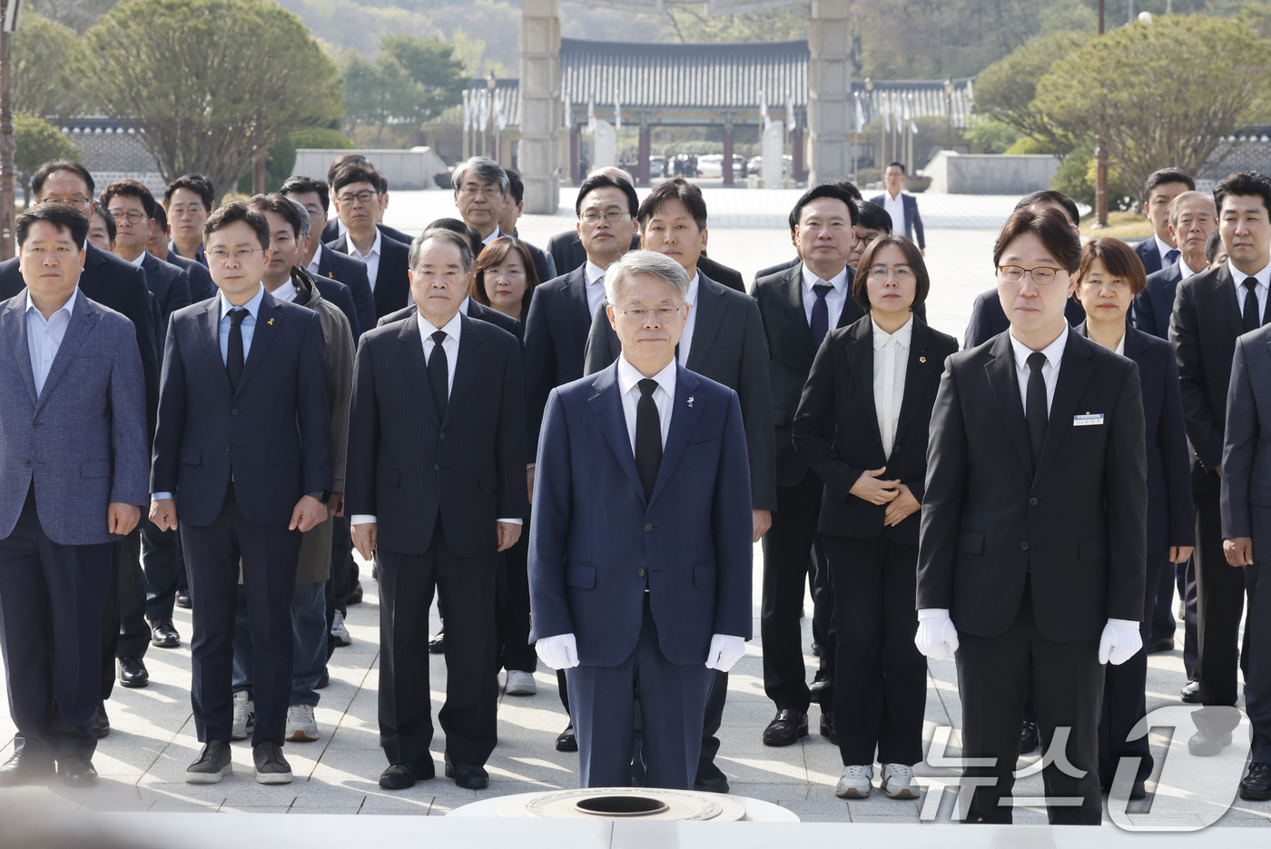 (광주=뉴스1) 김태성 기자 = 민형배 더불어민주당 전남광주통합특별시장 후보가 15일 광주 국립5.18민주묘역을 찾아 참배하고 있다. 2026.4.15/뉴스1