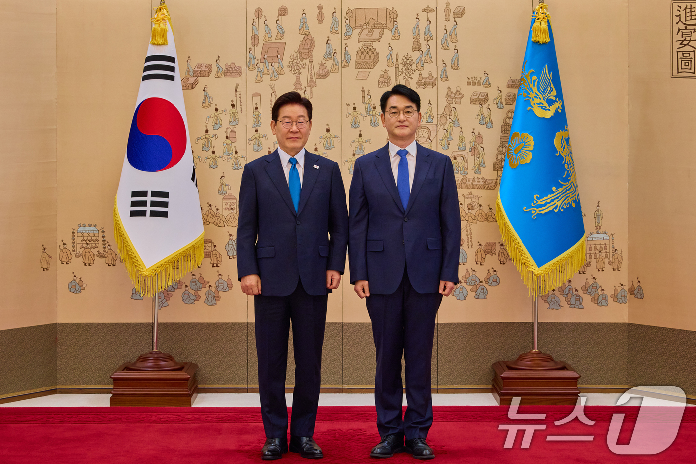 (서울=뉴스1) 허경 기자 = 이재명 대통령이 15일 청와대에서 박용진 규제합리화위원회 부위원장에게 위촉장을 수여한 후 기념촬영을 하고 있다. (청와대 제공. 재판매 및 DB 금지 …