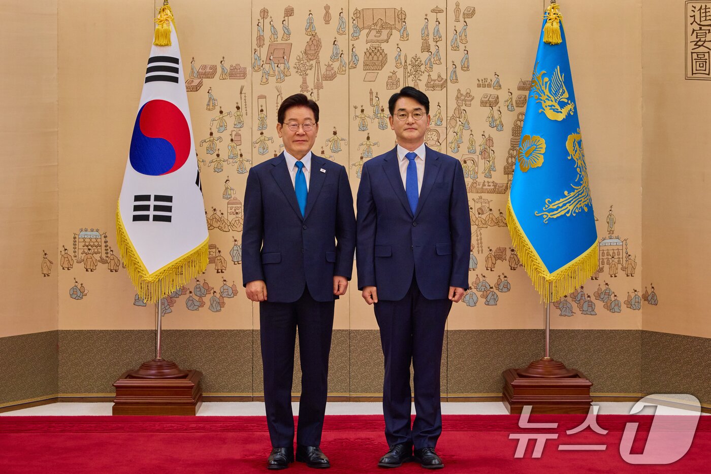 본문 이미지 - 이재명 대통령이 15일 청와대에서 박용진 규제합리화위원회 부위원장에게 위촉장을 수여한 후 기념촬영을 하고 있다. (청와대 제공. 재판매 및 DB 금지) 2026.4.15 ⓒ 뉴스1 허경 기자