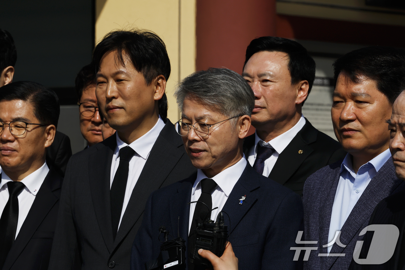 (광주=뉴스1) 김태성 기자 = 민형배 더불어민주당 전남광주통합특별시장 후보가 15일 광주 국립5.18민주묘역을 찾아 참배 후 민주의 문 앞에서 입장을 밝히고 있다. 2026.4. …