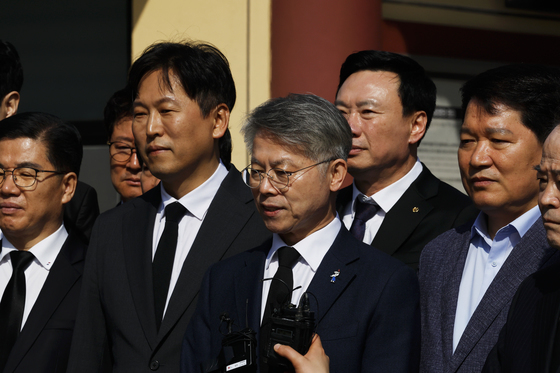 민주의 문 앞에선 민형배 후보