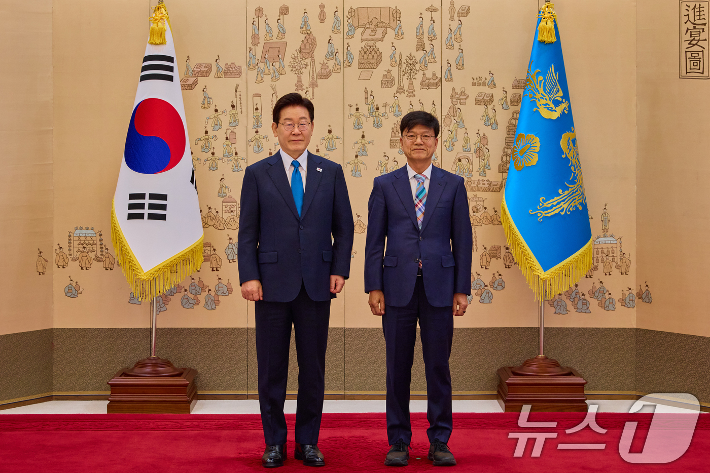 (서울=뉴스1) 허경 기자 = 이재명 대통령이 15일 청와대에서 이병태 규제합리화위원회 부위원장에게 위촉장을 수여한 후 기념촬영을 하고 있다. (청와대 제공. 재판매 및 DB 금지 …