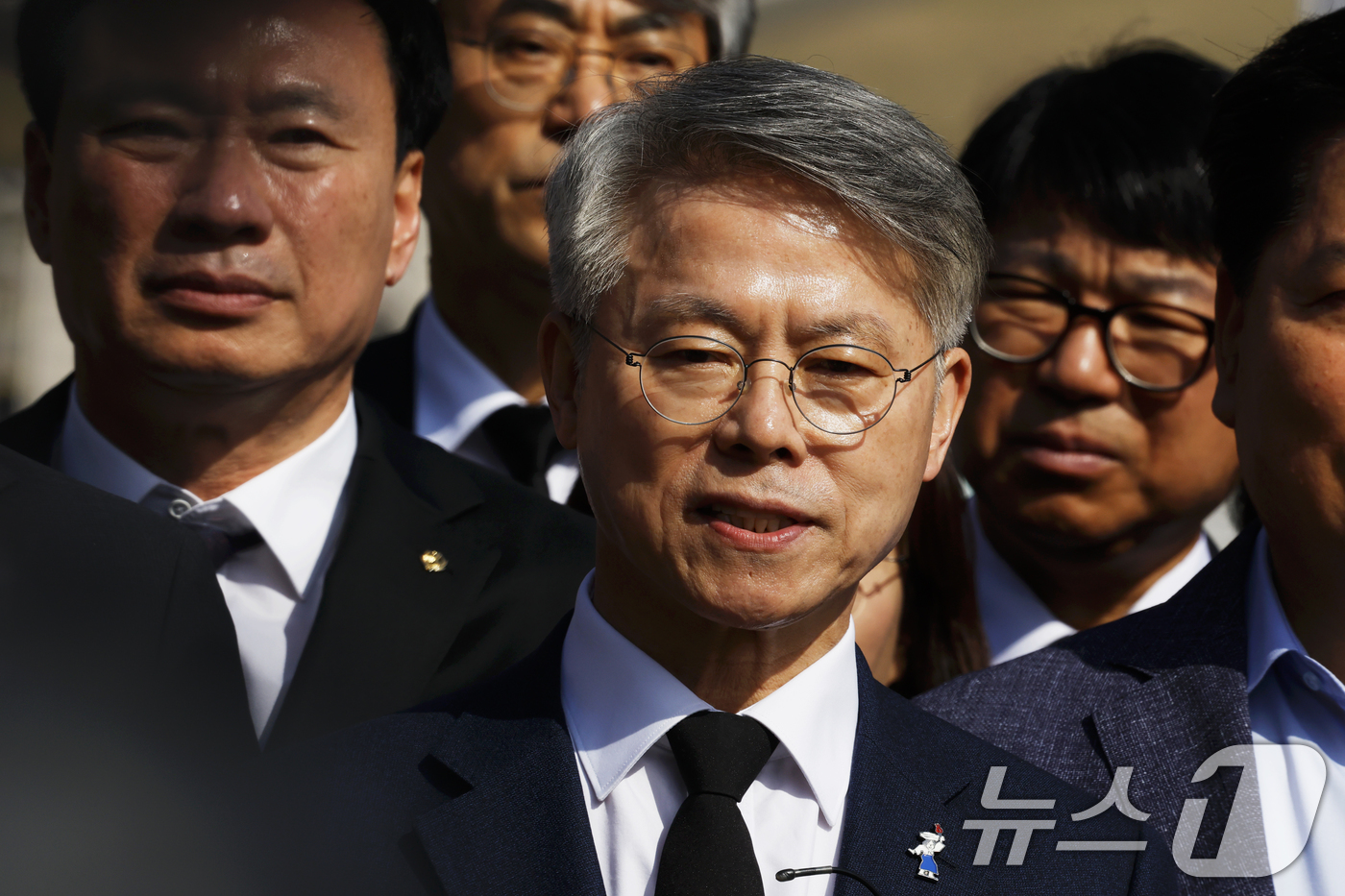 (광주=뉴스1) 김태성 기자 = 민형배 더불어민주당 전남광주통합특별시장 후보가 15일 광주 국립5.18민주묘역을 찾아 참배 후 입장을 밝히고 있다. 2026.4.15/뉴스1