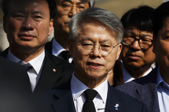 5.48묘역서 입장 밝히는  민형배