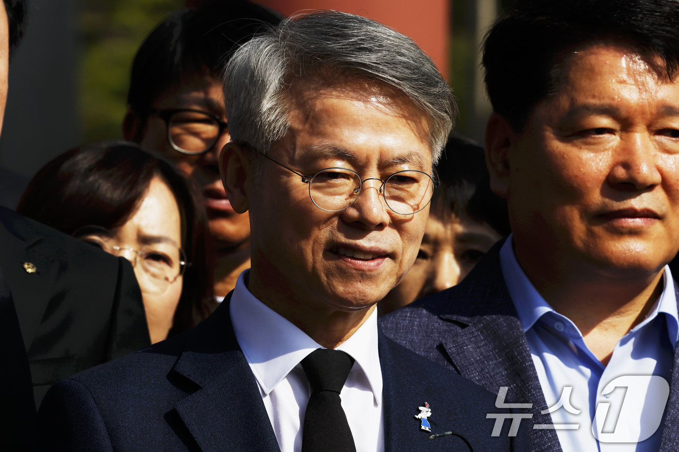 (광주=뉴스1) 김태성 기자 = 민형배 더불어민주당 전남광주통합특별시장 후보가 15일 광주 국립5.18민주묘역을 찾아 참배 후 입장을 밝히고 있다. 2026.4.15/뉴스1