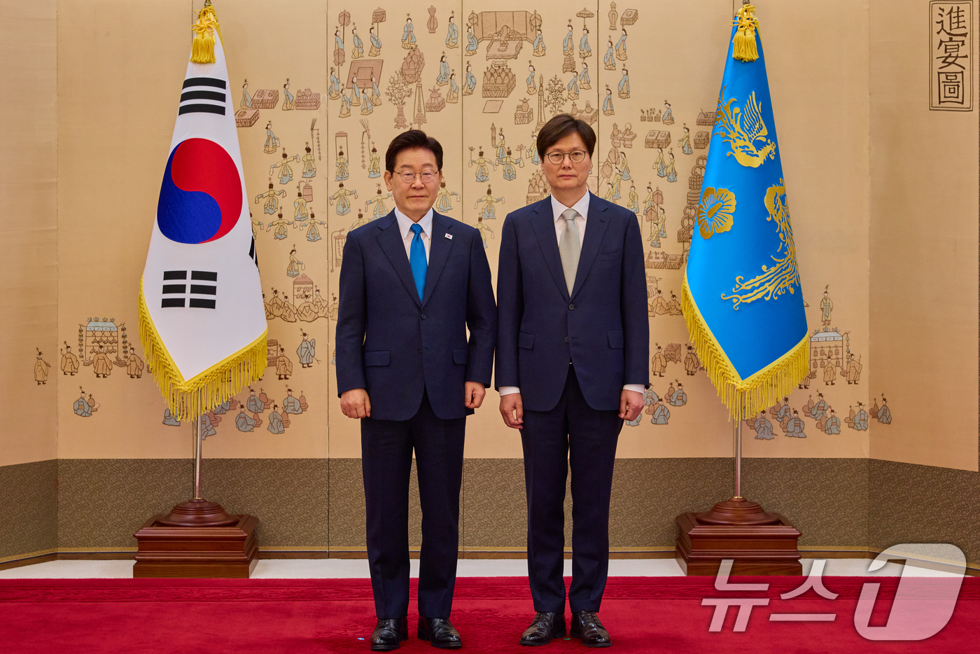 (서울=뉴스1) 허경 기자 = 이재명 대통령이 15일 청와대에서 남궁범 규제합리화위원회 부위원장에게 위촉장을 수여한 후 기념촬영을 하고 있다. (청와대 제공. 재판매 및 DB 금지 …