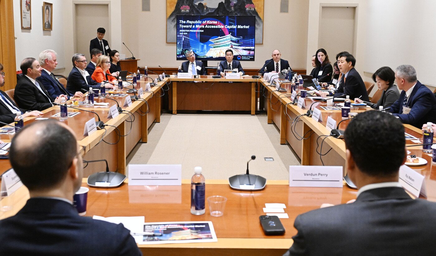 본문 이미지 - 구윤철 부총리 겸 재정경제부 장관이 4월 14일(현지시간) 미국 뉴욕 주UN 대한민국 대표부에서 열린 한국경제 투자설명회(IR)를 개최하고 월가 주요 투자자들에게 중동상황 대응현황과 정부 경제정책방향 등을 설명하고 있다.(재정경제부 제공)