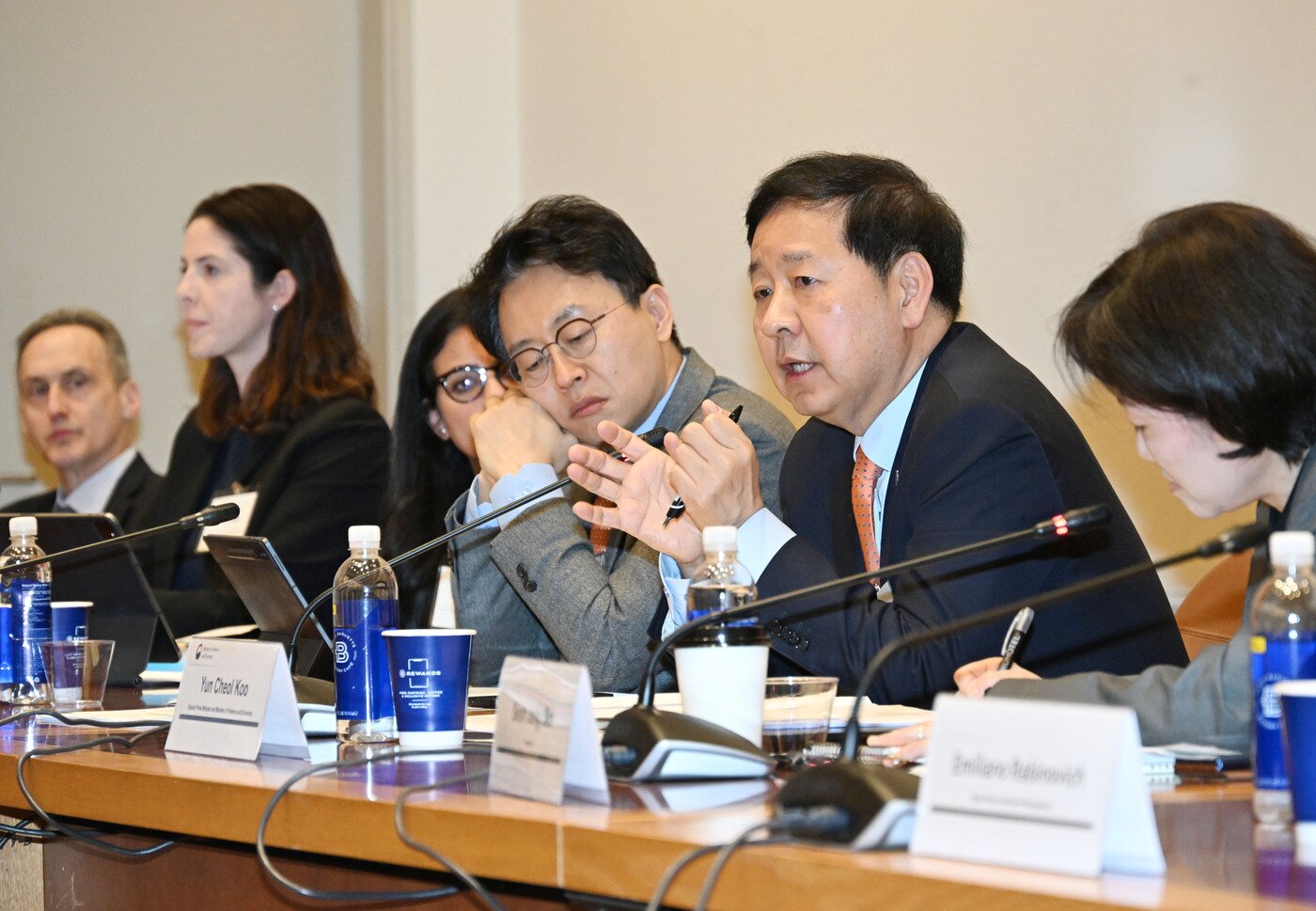 본문 이미지 - 구윤철 부총리 겸 재정경제부 장관이 4월 14일(현지시간) 미국 뉴욕 주UN 대한민국 대표부에서 열린 한국경제 투자설명회(IR)를 개최하고 월가 주요 투자자들에게 중동상황 대응현황과 정부 경제정책방향 등을 설명하고 있다.(재정경제부 제공)