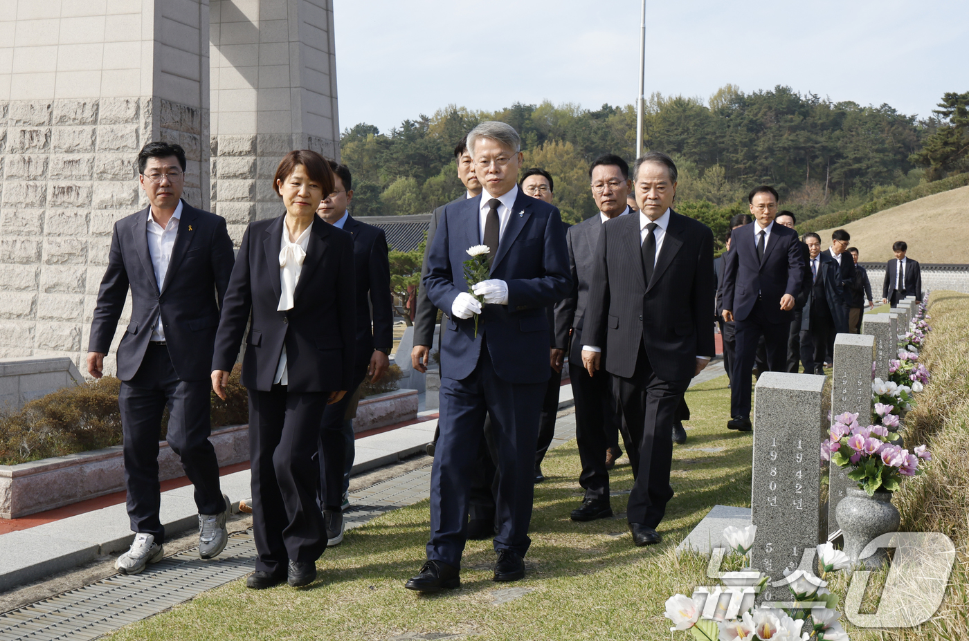 (광주=뉴스1) 김태성 기자 = 민형배 더불어민주당 전남광주통합특별시장 후보가 15일 광주 국립5.18민주묘역을 찾아 참배후 윤상원 열사 묘로 향하고 있다.  2026.4.15/뉴 …