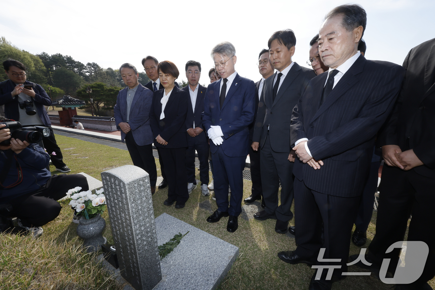 (광주=뉴스1) 김태성 기자 = 민형배 더불어민주당 전남광주통합특별시장 후보가 15일 광주 국립5.18민주묘역을 찾아 윤상원 열사 묘에서 참배하고 있다.  2026.4.15/뉴스1 …